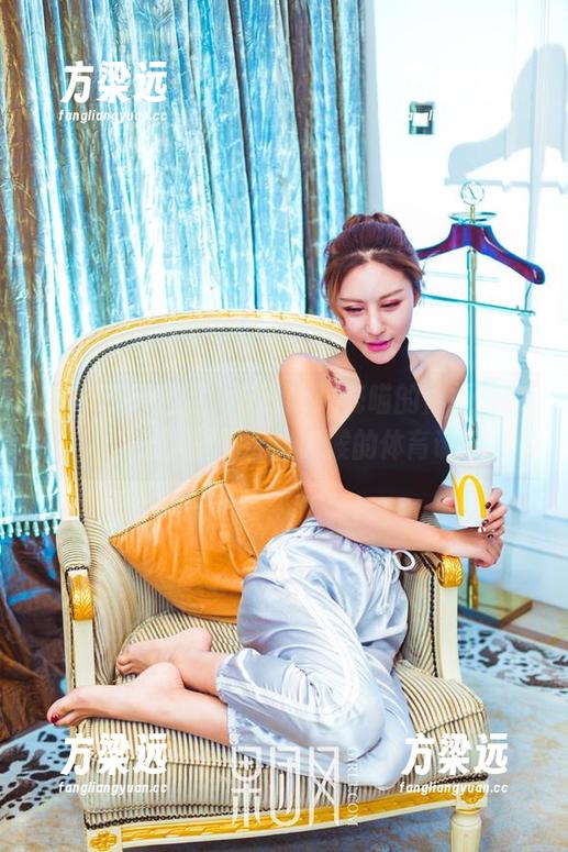 GIRLT果团网 - little贝壳喵的体操服，真让人想到谁小时候的体育课