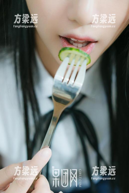 GIRLT果团网 - 也许人生的真谛就在于，每次看龚玥菲的礼服图片时的放空！