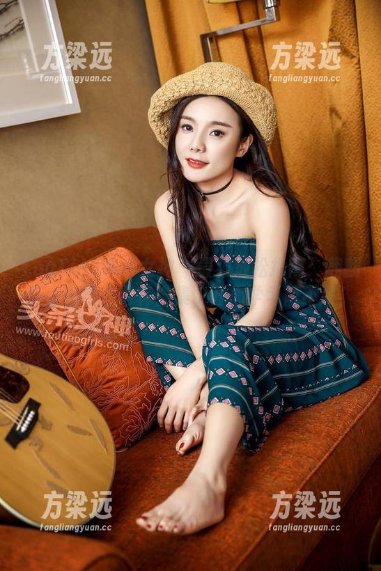 TouTiao头条女神 - 最强放松指南：翻翻莫小希校园写真合集，开心学习两不误！