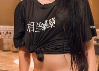 TouTiao头条女神 – 迪爱儿的长腿，这图包可以算是收藏品吧？