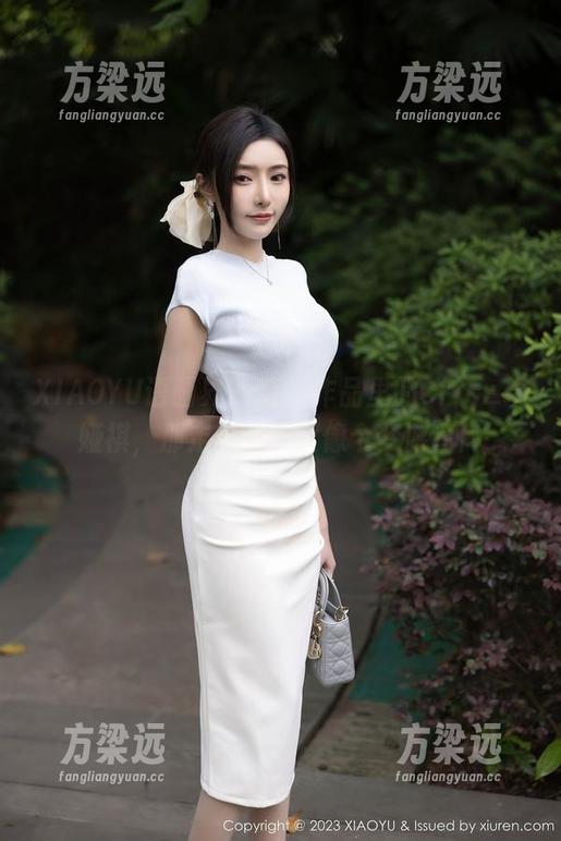 XIAOYU语画界 - 哇，作品里的Cris_卓娅祺，那走动的少女像个梦游者！