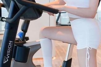 Xiuren秀人网 – 这组照片里的余虞酱，真让人想给她佩戴“最佳睡衣博主”的金奖。