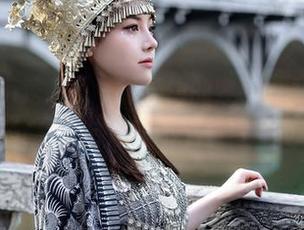 Xiuren秀人网 – 泳池边的容容容Alice：一组分享照片，让你不忍直视的灵动