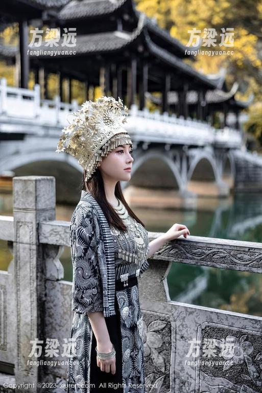 Xiuren秀人网 - 泳池边的容容容Alice：一组分享照片，让你不忍直视的灵动