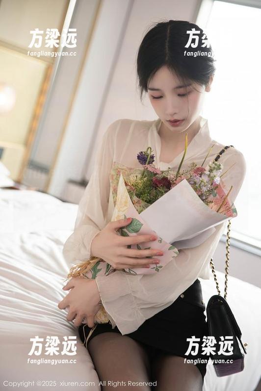 Xiuren秀人网 - 校服和李丽莎，这组合让我想到了谁？原图展现的气质，太有趣了。