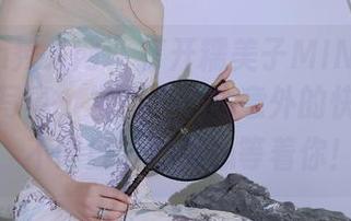 Xiuren秀人网 – 打开糯美子MINIbabe的全套写真，发现了一盒意外的快乐糖果，不同口味的甜心等着你！