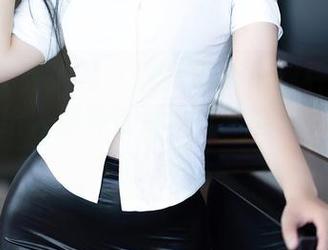 Xiuren秀人网 – 糯美子nini这件皮衣的写真，给人那种恰到好处的酷，真让人想一试身手。