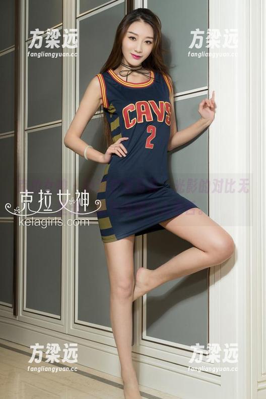 克拉女神 - 钟淇空姐写真，光影的对比无圣光，图包内容令人咂舌。