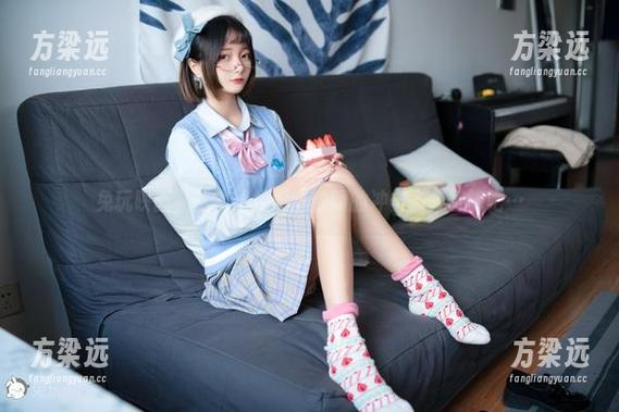 兔玩映画，这制服裙对我眼睛的冲击力先降降吧…