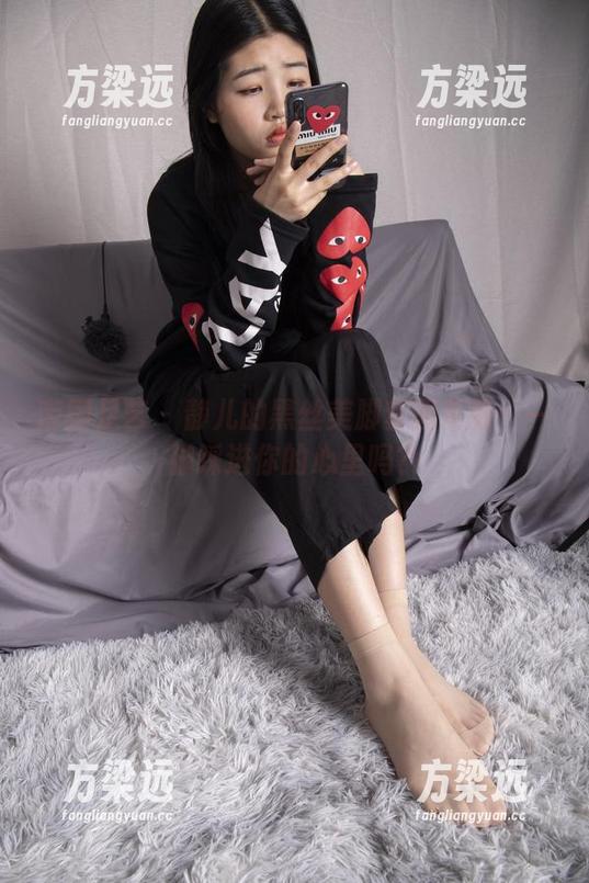 南国足艺 - 静儿的黑丝美脚套图更新：一脚踩进你的心里吗？