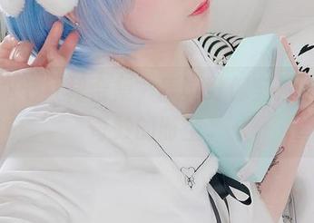 名濑弥七红裙合集，感觉好像穿越了什么奇妙的时空。