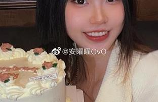 这样在教室2出镜，安曜曜是不是想让原图多几眼？