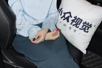 小众视觉 – 兰兰的放松时光：随性与睡衣的高清写真集