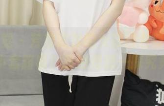 小众视觉 – 芳芳这次的女孩图包隐藏了多少小套路呢？我倒是想一探究竟。