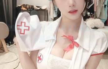 微密圈 – 为啥这么抓眼？小玉吃果冻在红色睡衣里，高清照片值得一赞