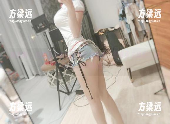 微密圈 - 短裙让小玉吃果冻更加吸睛，想看更多原图？别担心，免费获取！
