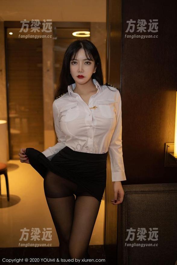 尤蜜荟 - 看瞧，图片中的小海臀Rena，连衣裙透着不经意的暧昧。