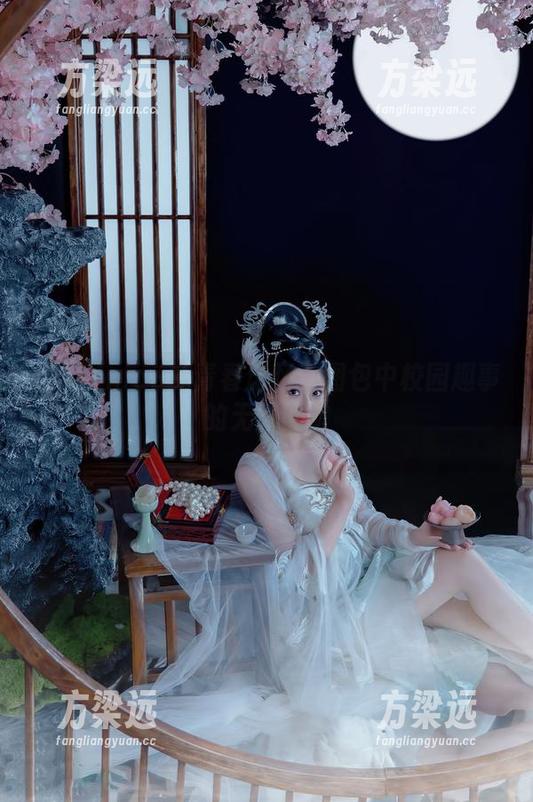 年年Nnian的青春记忆：图包中校园趣事的无声回响