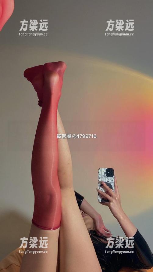 微密圈 - 在徐绾绾yyyy的职业装写真中，对职场的‘严肃’又多了一层解读。