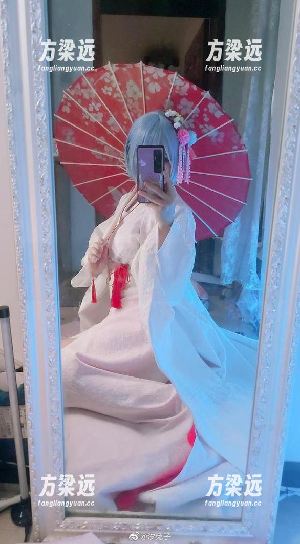 私房写真就该像汐兔子的JK一样，随性流露出那份宁静与热烈的矛盾。