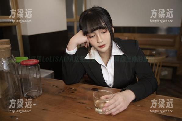 看!洛璃LoLiSAMA这组空姐写真，真想坐她的航班。