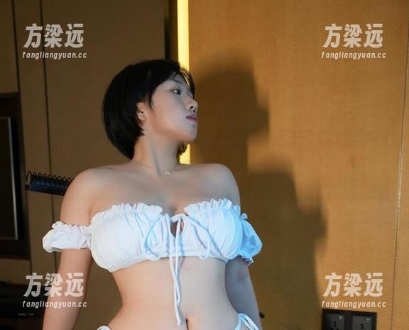 微密圈 - 瑜瑾u说比基尼也需要水晶加持，下载网盘里的流光溢彩，让人目不转睛。