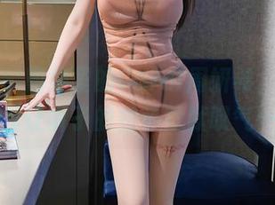 秀人网 – 图集里的Carol周妍希，一双黑丝让裤子的扣子默默叹气…