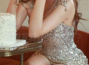 秀人网 – 为啥我在看安然maleah的最新制服写真时突然脸红？
