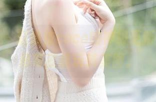 秀人网 – 赵惟依coco的神级更新，一个吊带就能玩转美图。