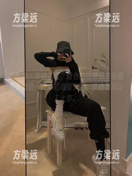 微密圈 - 不得不说，粉色的猪陈佩奇在图库里的这一张“红底朝天”，真的是又让人止步。
