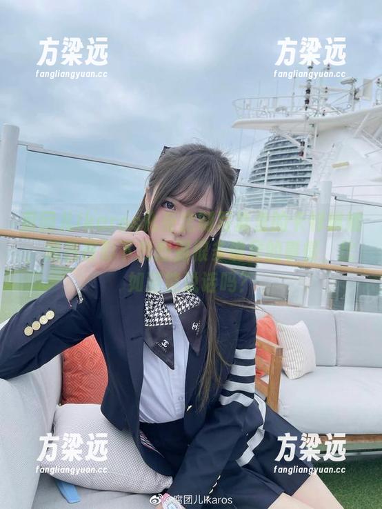 腐团儿Ikaros化身定制写真里的卡特琳娜，黑色夜影下我想到很多诡异的事情，比如猫能说话吗？