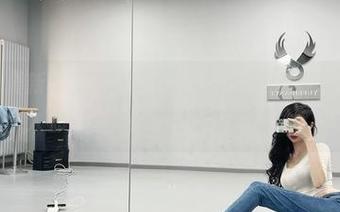 微密圈 – 最新写真，葛征以大红皮衣闪亮登场，仿佛每个人都得替他擦眼泪——太有才了！