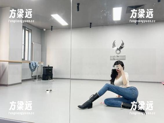 微密圈 - 最新写真，葛征以大红皮衣闪亮登场，仿佛每个人都得替他擦眼泪——太有才了！