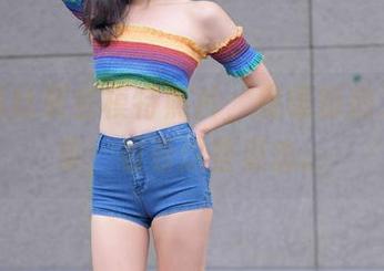 最新黑丝展会模特照片，魔镜街拍又来种草，看看这些姿态。